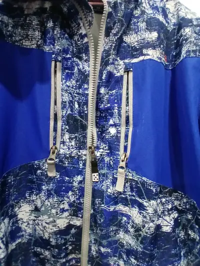 Chaqueta impermeable azul con diseño abstracto - miniatura 1