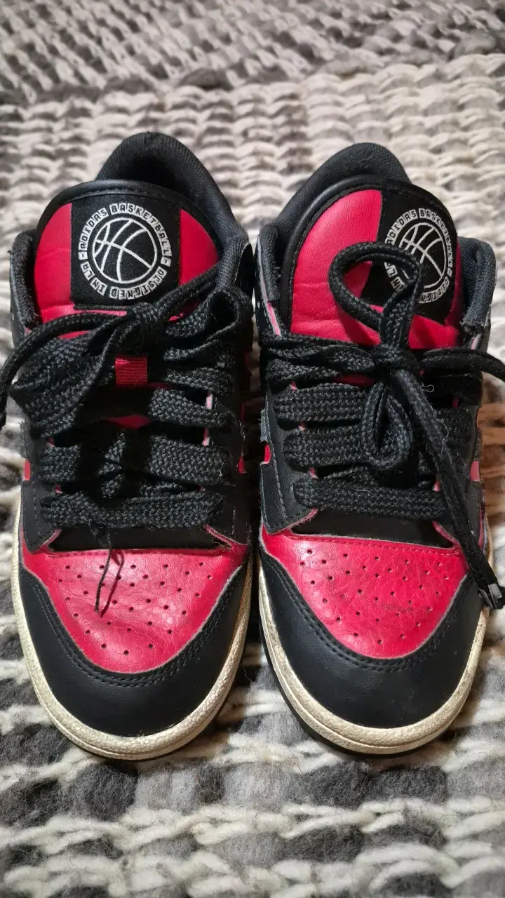 Zapatillas de baloncesto negras y rojas para niños - 1