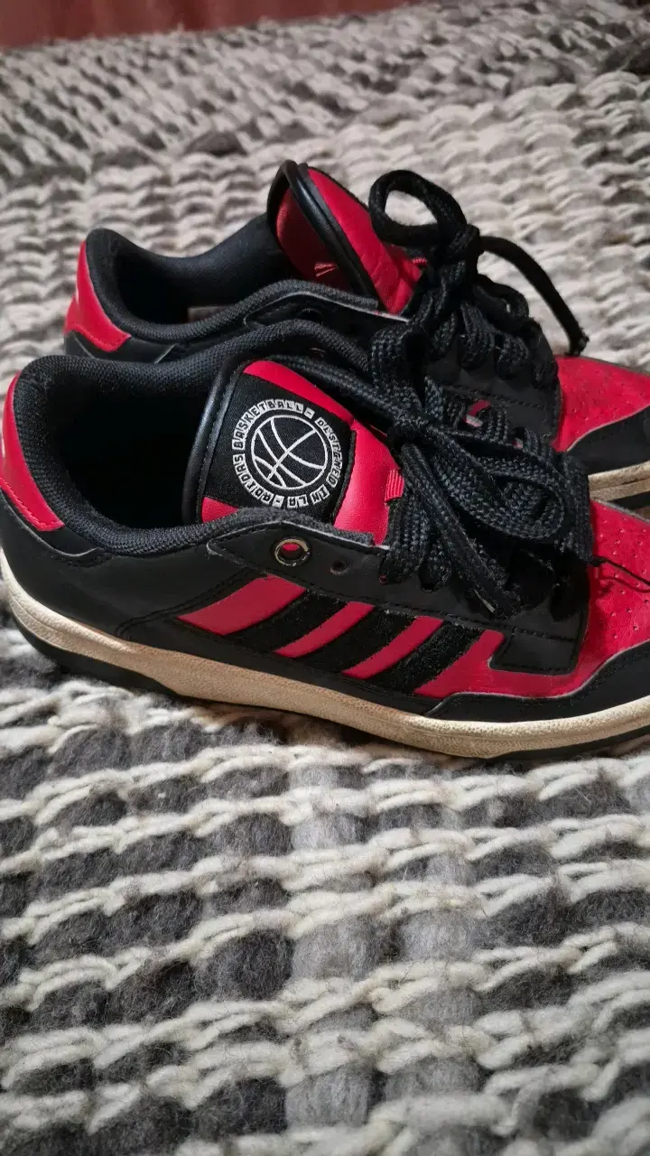 Zapatillas de baloncesto negras y rojas para niños - 2
