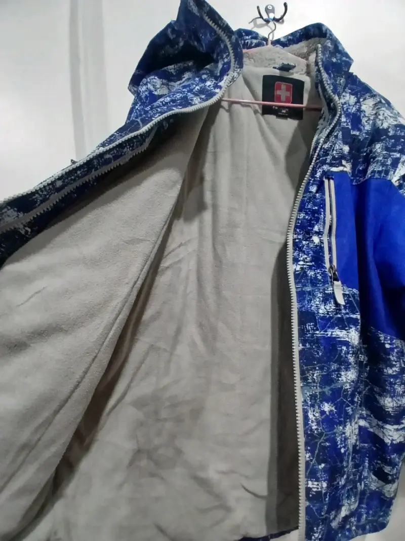 Chaqueta impermeable azul con diseño abstracto - 3