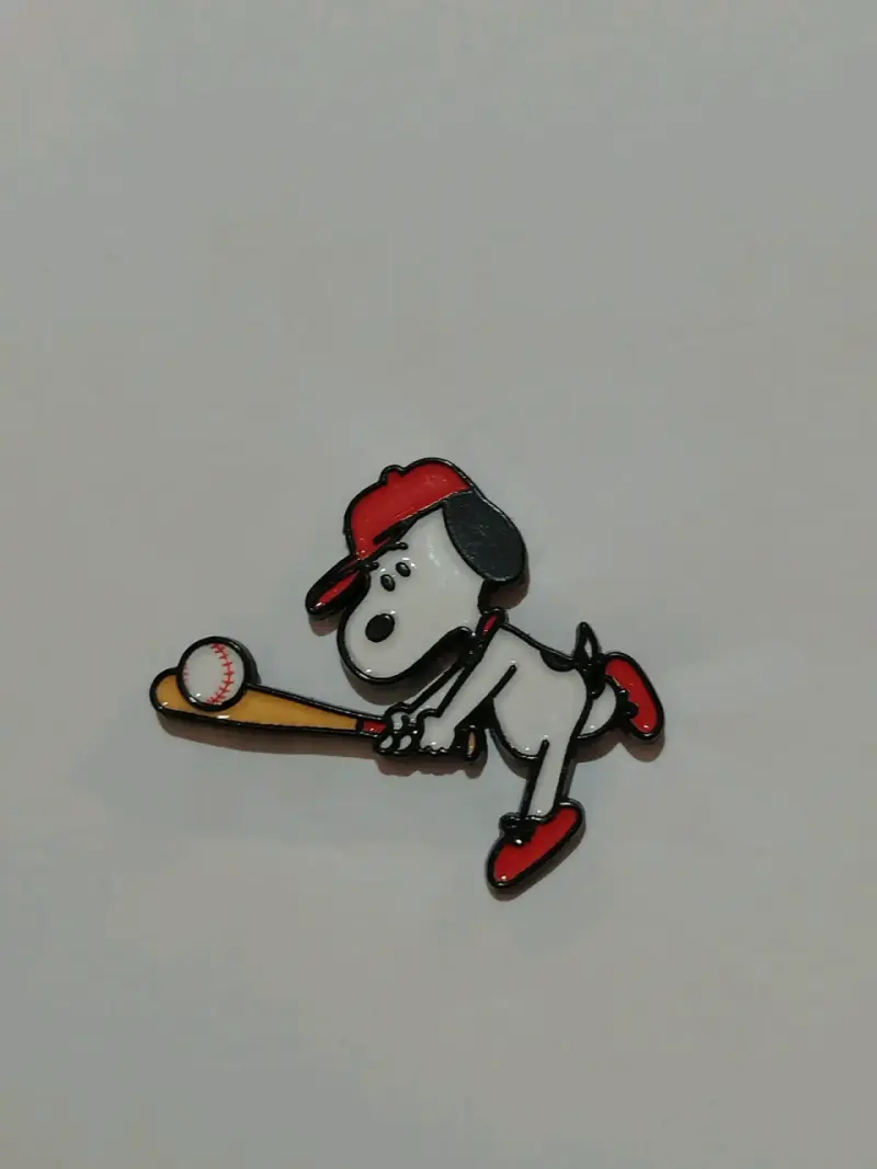 Pin de colección Snoopy jugando béisbol