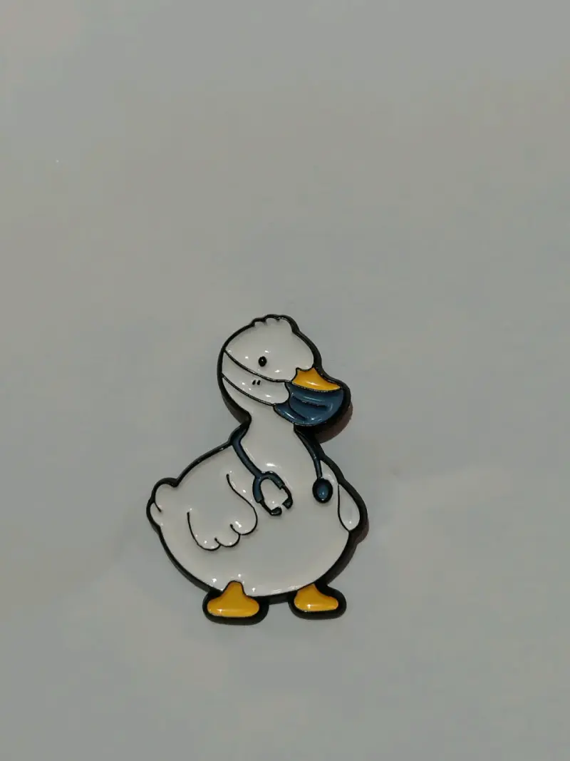 Pin de pato médico con estetoscopio