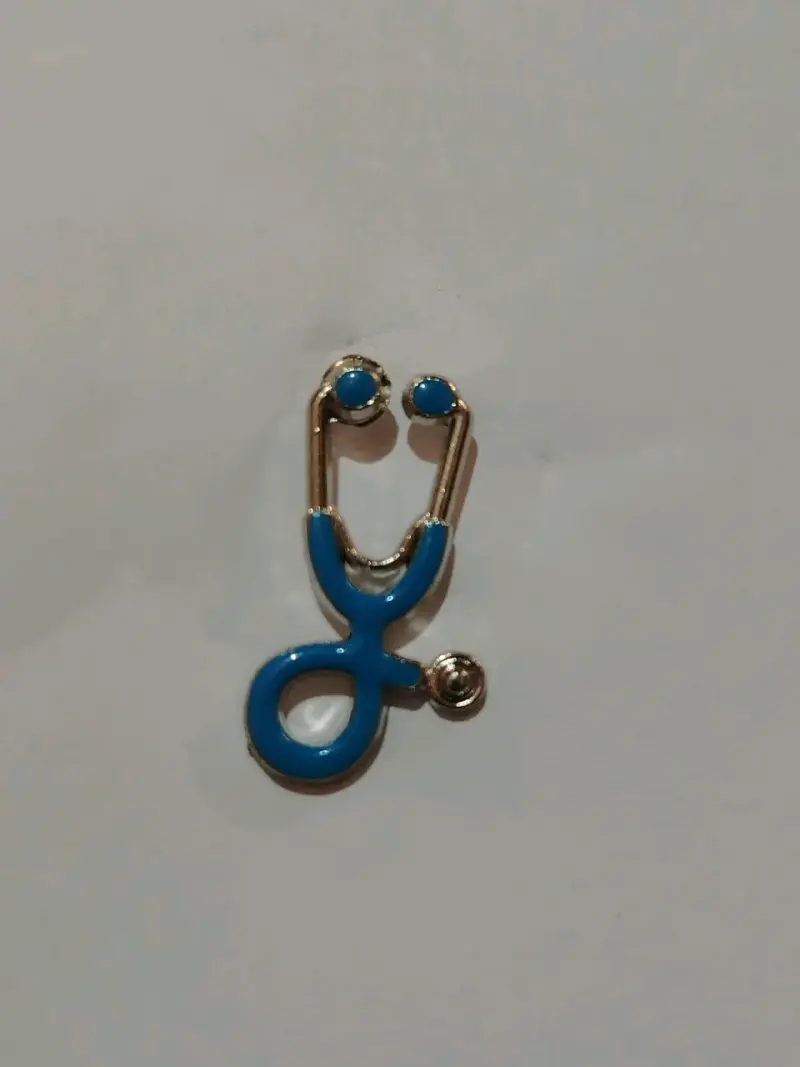 Pin de solapa en forma de estetoscopio azul