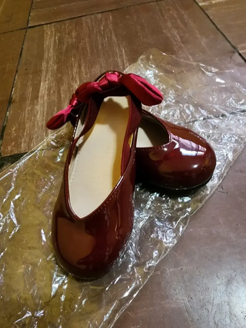 Zapatos de charol para niña color burdeos con lazo - 1