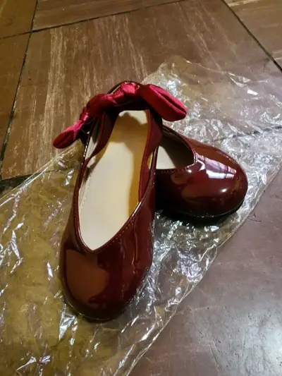 Zapatos de charol para niña color burdeos con lazo - miniatura 1