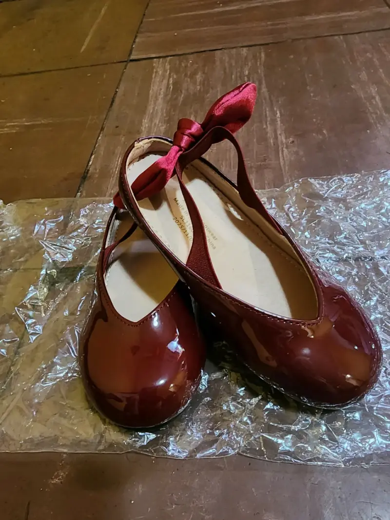 Zapatos de charol para niña color burdeos con lazo - 2