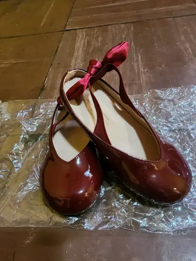 Zapatos de charol para niña color burdeos con lazo - miniatura 2