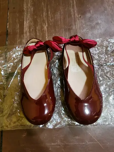 Zapatos de charol para niña color burdeos con lazo - miniatura 4