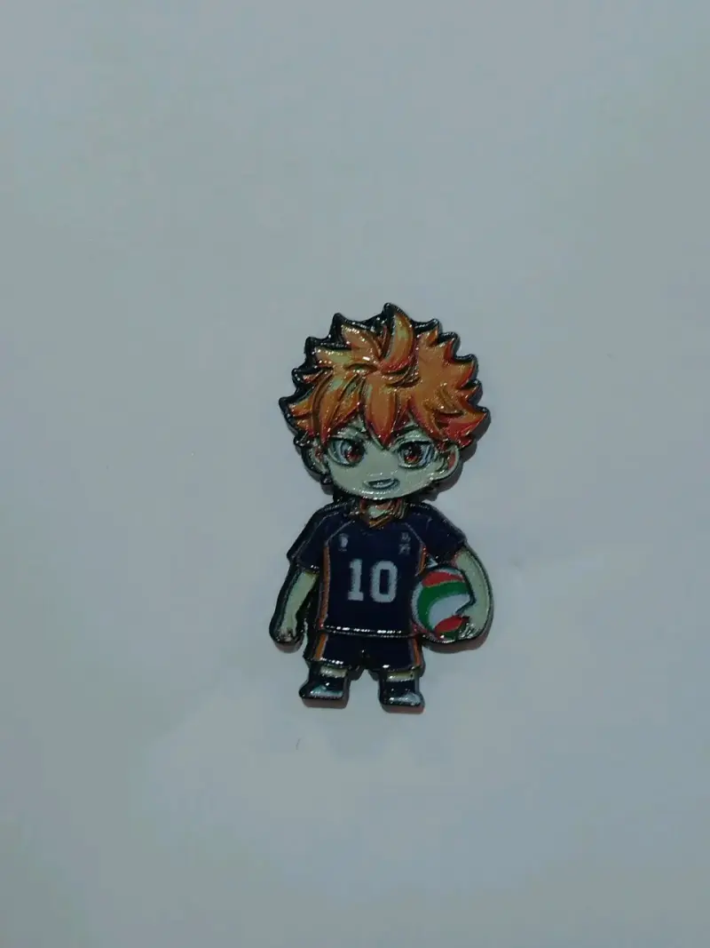Pin de personaje de anime con balón de voleibol