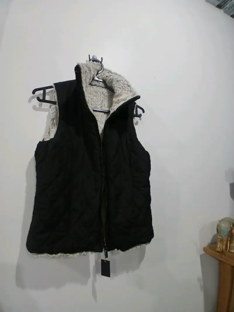 Chaleco acolchado negro con forro de lana - 1