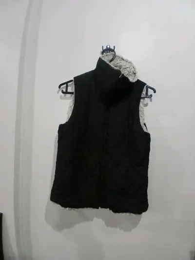 Chaleco acolchado negro con forro de lana - miniatura 3