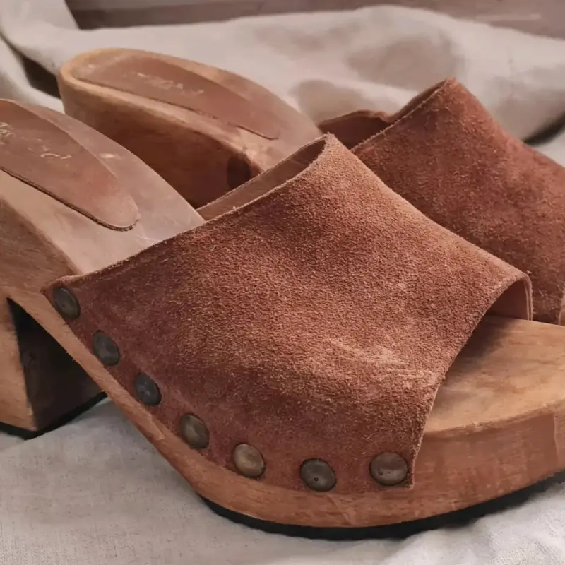 Zuecos de madera y gamuza marrón - 1