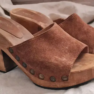 Zuecos de madera y gamuza marrón - miniatura 1