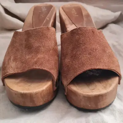 Zuecos de madera y gamuza marrón - miniatura 3
