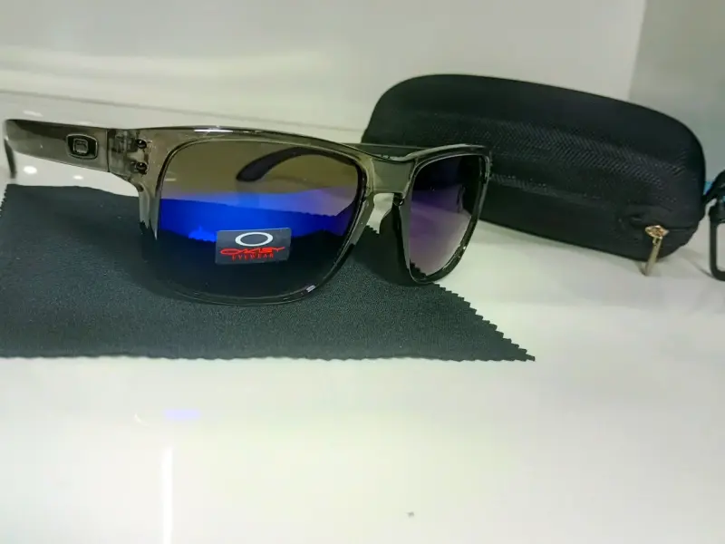 Gafas de sol Oakley con estuche rígido