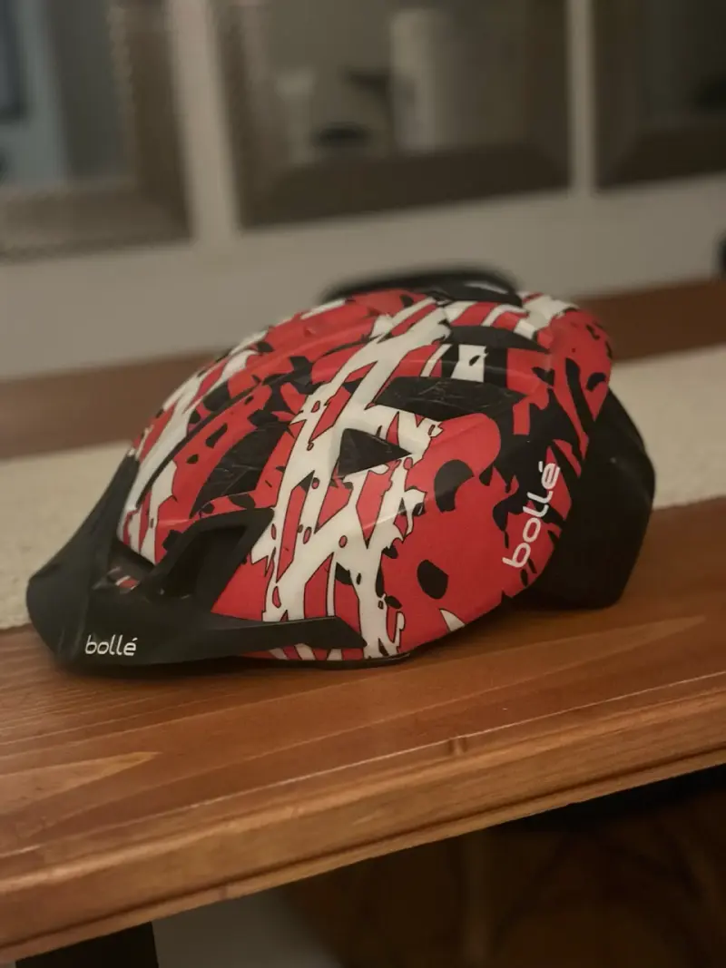 Casco de bicicleta Bollé rojo y negro - 1