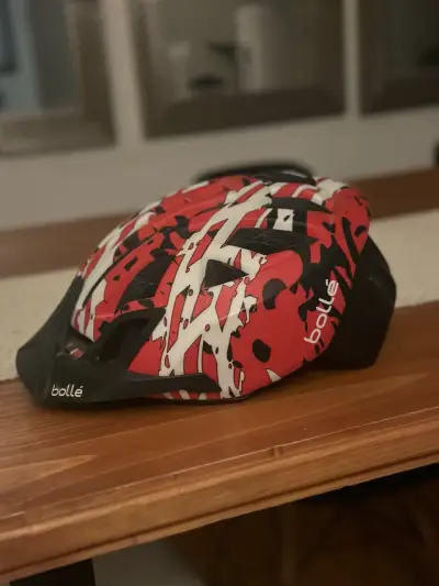 Casco de bicicleta Bollé rojo y negro - miniatura 1