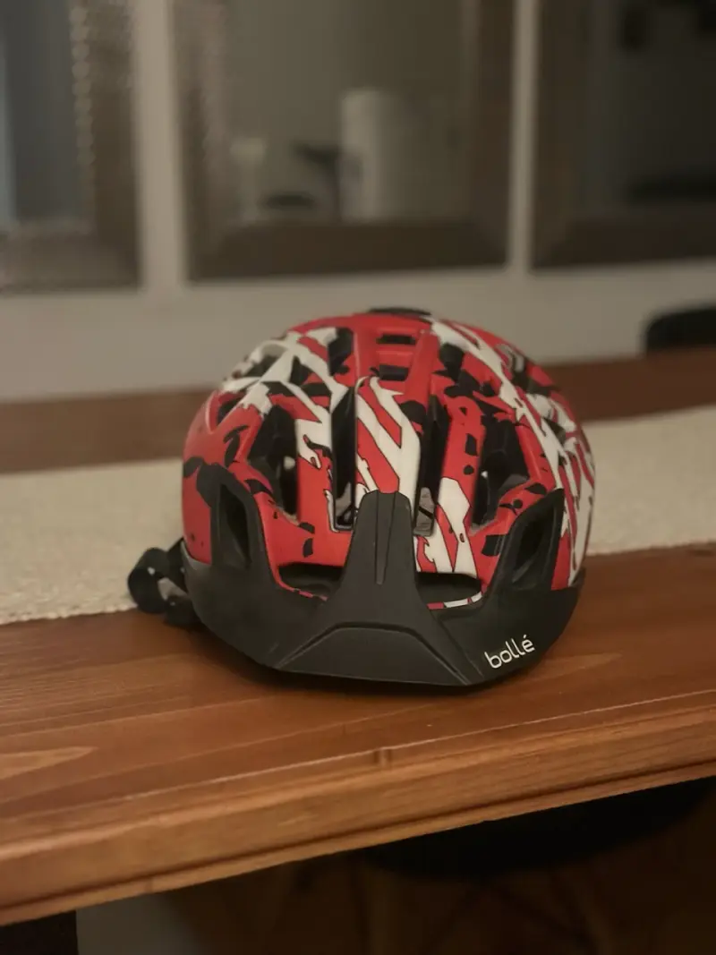Casco de bicicleta Bollé rojo y negro - 2