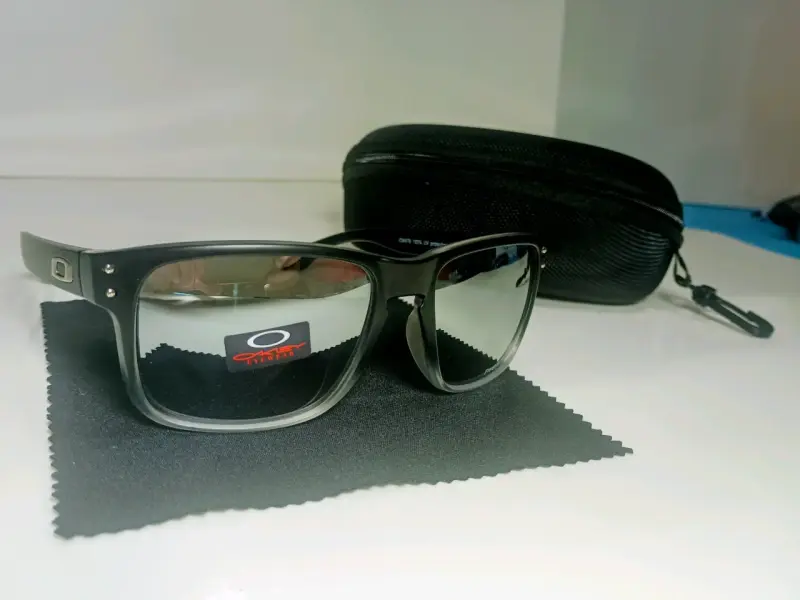 Lentes de sol Oakley con estuche rígido