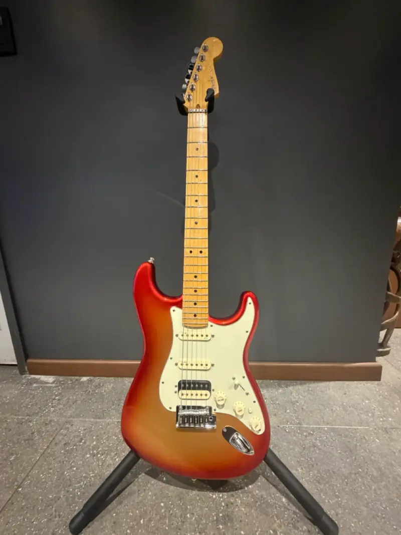 Guitarra eléctrica Fender Stratocaster HSS roja - 1