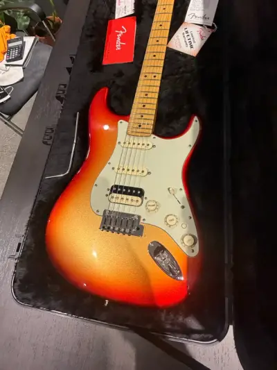 Guitarra eléctrica Fender Stratocaster HSS roja - miniatura 2