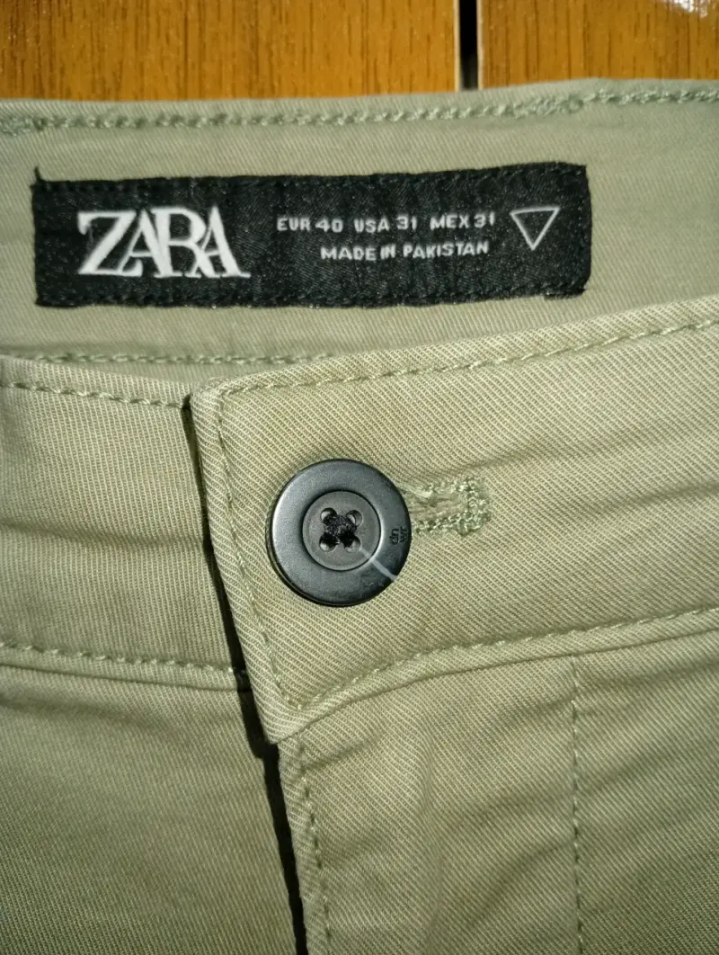 Pantalones verde oliva Zara para hombre - 2
