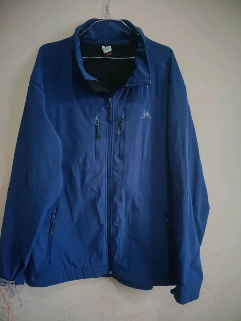 Chaqueta azul impermeable para hombre
