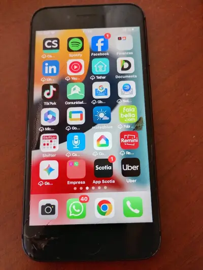 iPhone 8 con pantalla dañada y carcasa rayada - miniatura 1