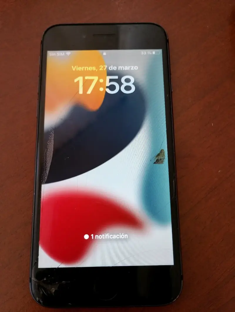 iPhone 8 con pantalla dañada y carcasa rayada - 2