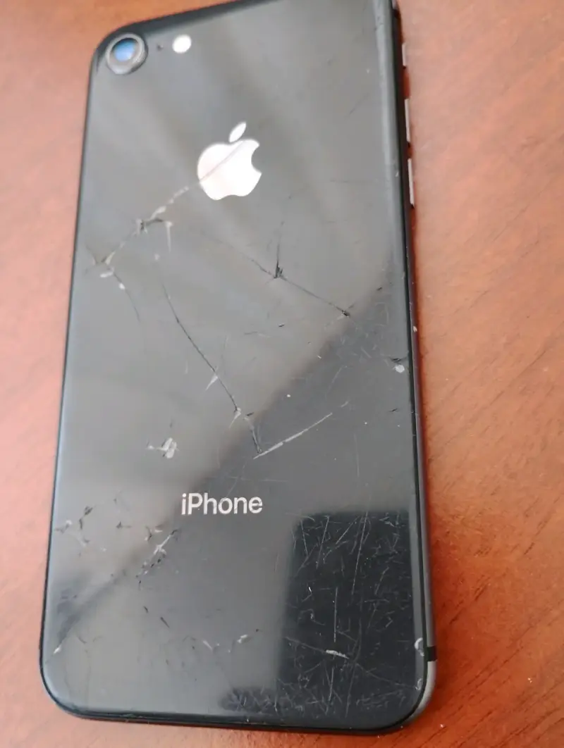 iPhone 8 con pantalla dañada y carcasa rayada - 3