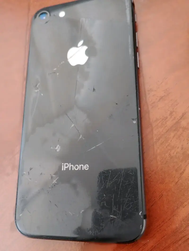 iPhone 8 con pantalla dañada y carcasa rayada - 4