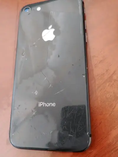 iPhone 8 con pantalla dañada y carcasa rayada - miniatura 4