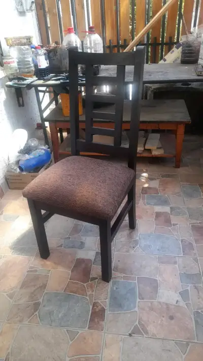 Silla de madera con asiento acolchado - miniatura 1