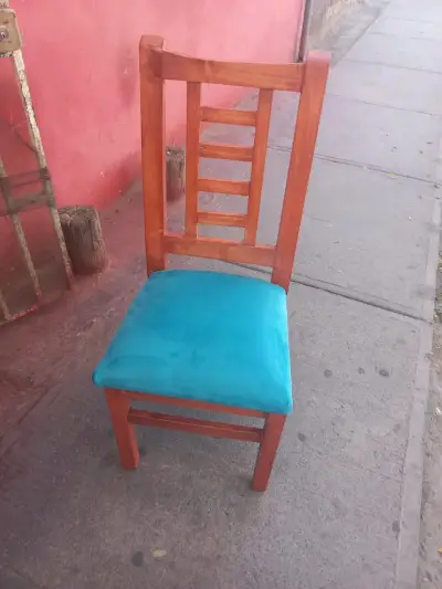 Silla de madera con asiento acolchado - miniatura 3