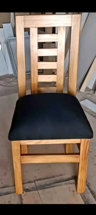 Silla de madera con asiento acolchado - miniatura 4