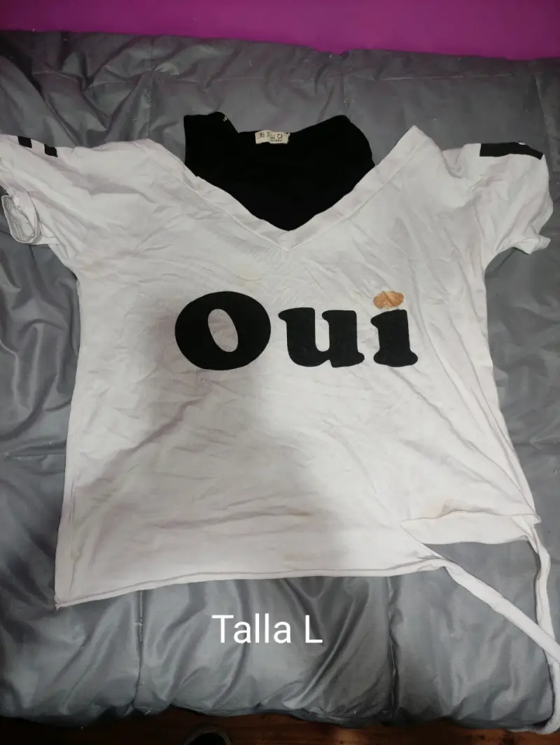 Polera blanca con estampado 'Oui' talla L