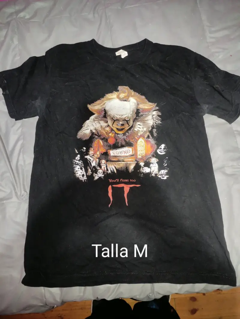 Polera negra con diseño de terror talla M