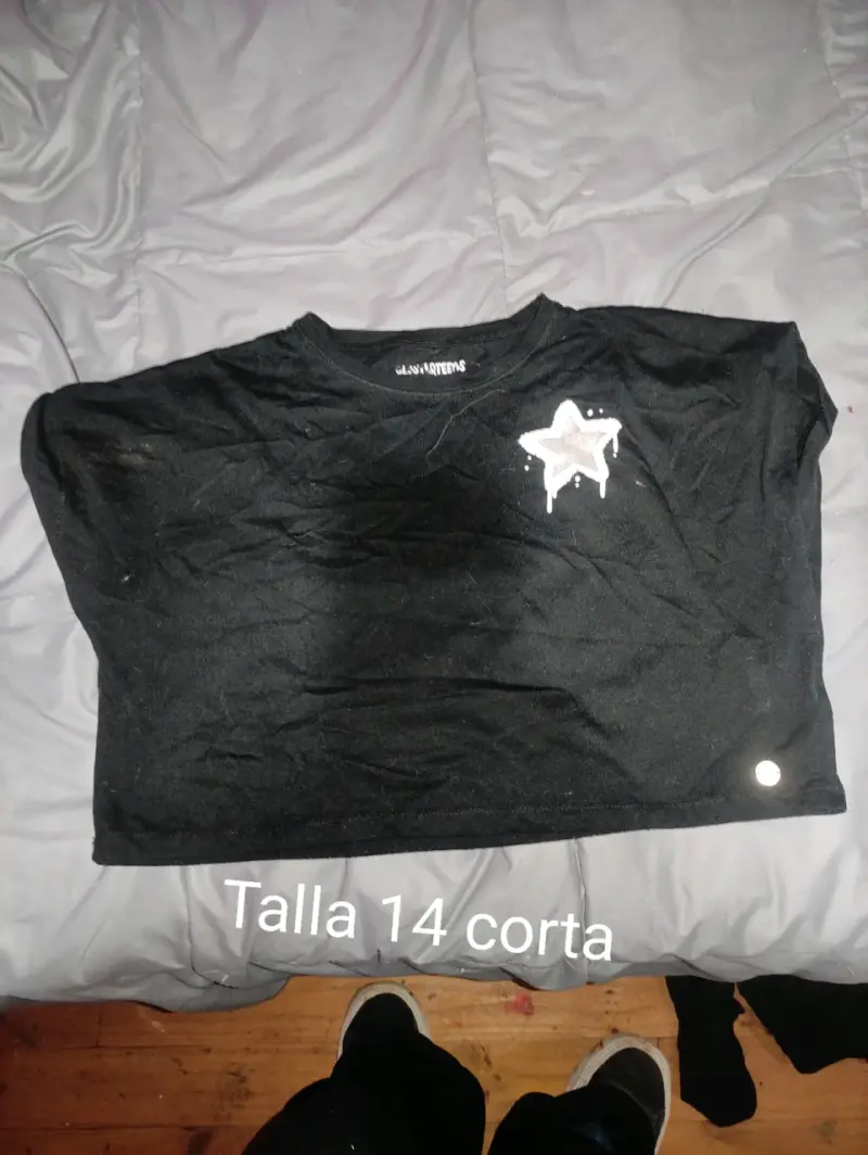 Polera negra con estrella talla 14 corta - 1