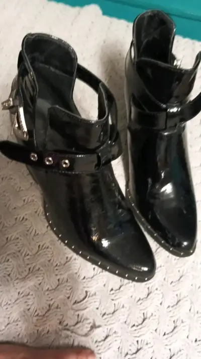 Botines de charol negro con hebilla decorativa - miniatura 1