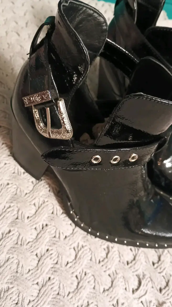 Botines de charol negro con hebilla decorativa - 2