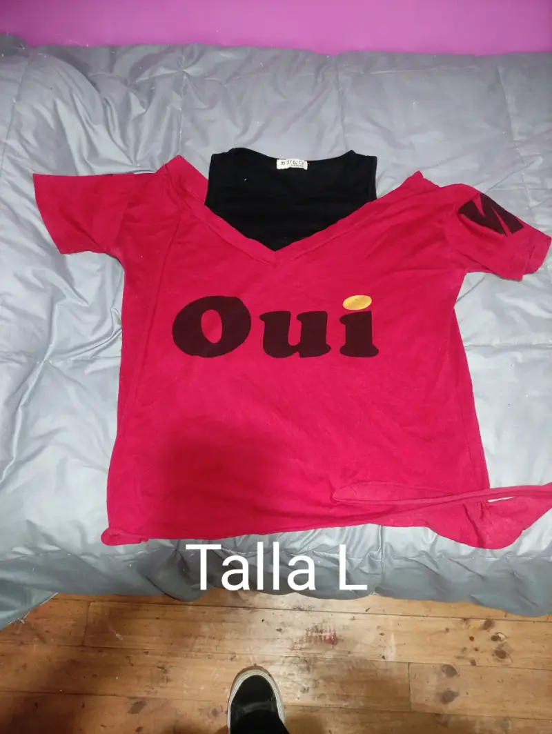 Polera roja con diseño 'Oui' talla L