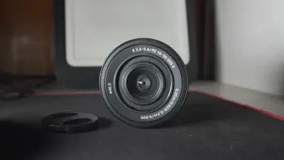 Lente Sony E 16-50mm OSS II para cámaras - miniatura 1