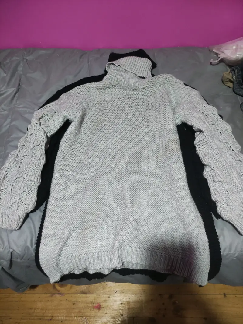 2 Suéter de lana gris y negro con cuello alto