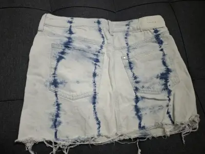 Mini falda de mezclilla con diseño tie-dye - miniatura 2