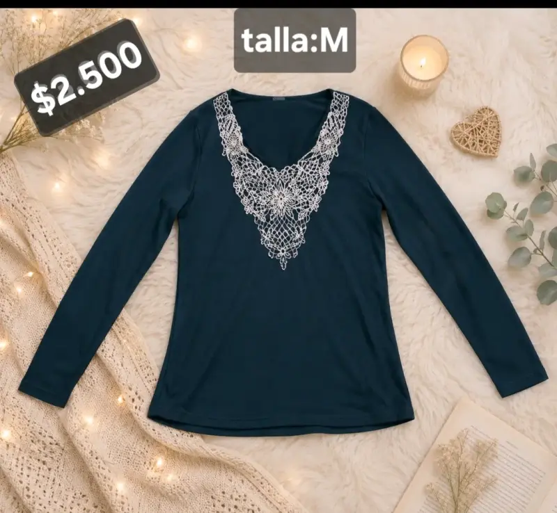Polera manga larga azul con encaje talla M