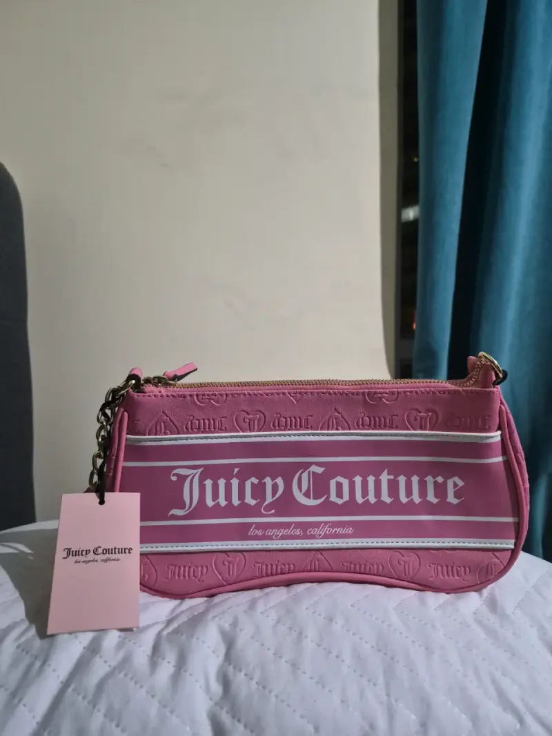 Cartera Juicy Couture rosado con diseño grabado - 1