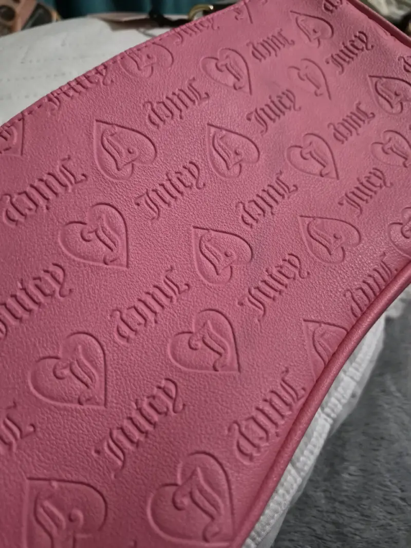 Cartera Juicy Couture rosado con diseño grabado - 2