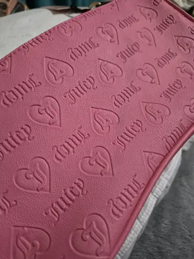 Cartera Juicy Couture rosado con diseño grabado - miniatura 2