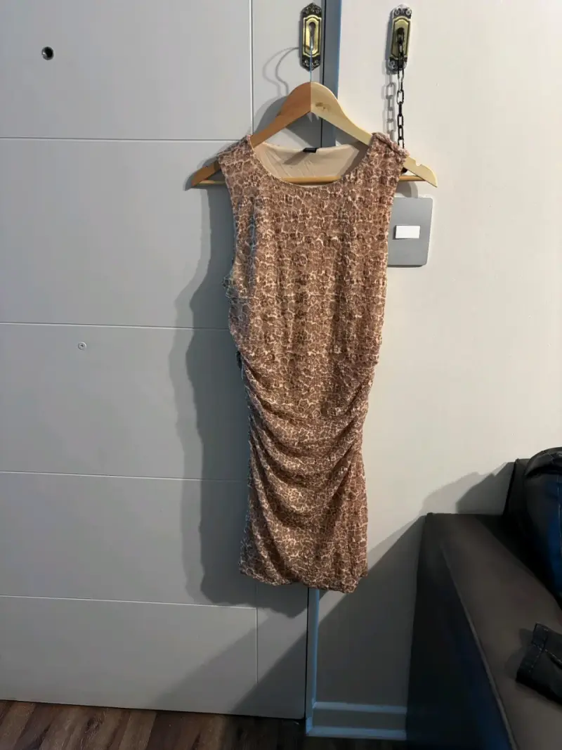 Chaqueta acolchada de mujer y vestidos - 4