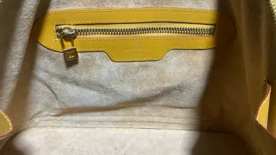 Cartera amarilla elegante louis vuitton - miniatura 4